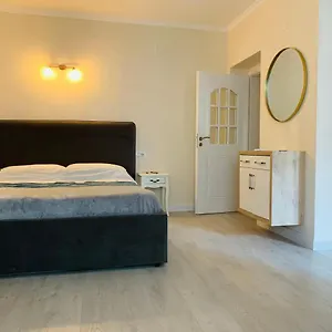 N&n , Përmet Albanie
